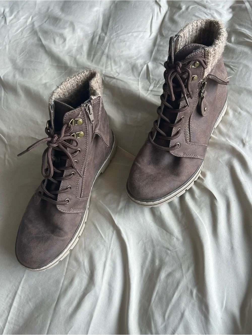 Brown suede men’s ankle boots  with faux fur lining. Size 8.5 Cliffs